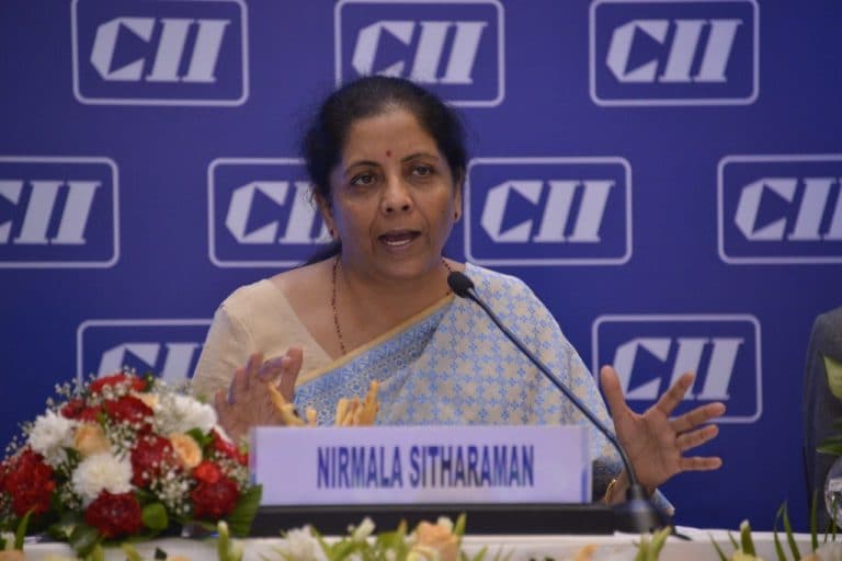 “Millenials更喜欢Ola，Uber，”FM Nirmala Sitharaman说，解释了汽车放缓