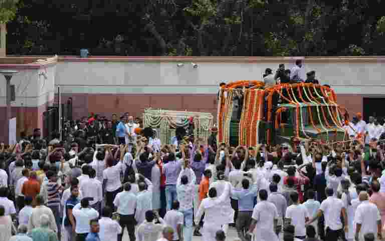 Modi，Shah与哀悼之海走到adieu到vajpayee