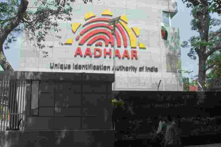 Uidai Ceo Ajay Bhushan Pandey说，银行，TelcoS为客户提供一个不答复的kyc与非Aadhaar文件的选项。