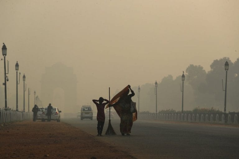 雾中扰乱了德里的铁路交通;空气质量“严重”
