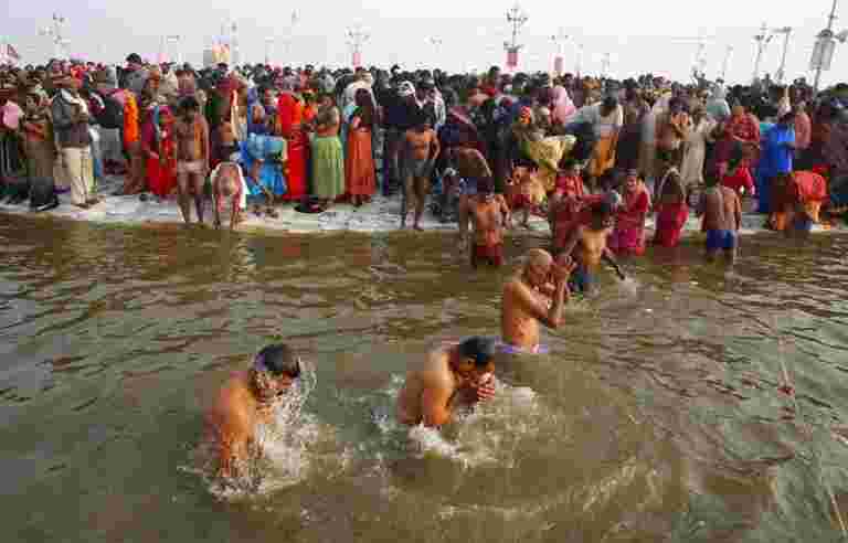 由于Kumbh Mela打开，奉献者在Makar Sankranti上拍摄