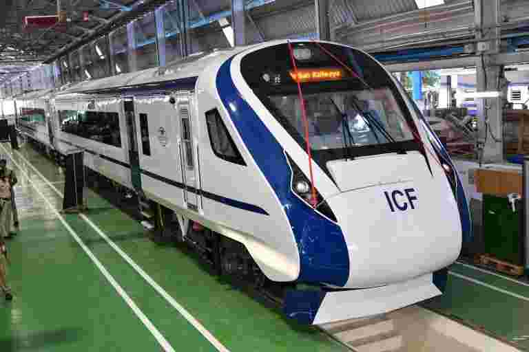 PM 2月15日从新德里火车站举行的Vande Bharat Express