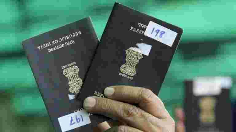 印度的护照指数排名有所提高到67，阿联酋在世界上最强大