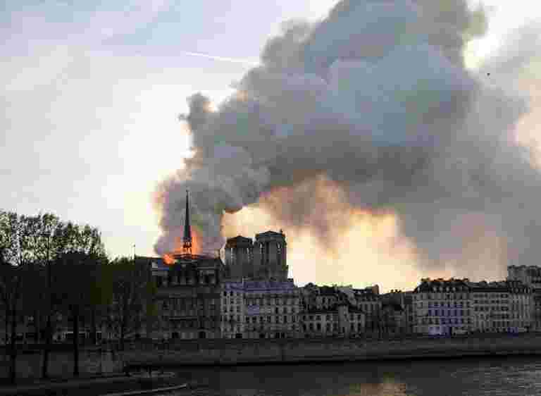 巴黎''历史悠久的Notre-Dame Cathedral被火击