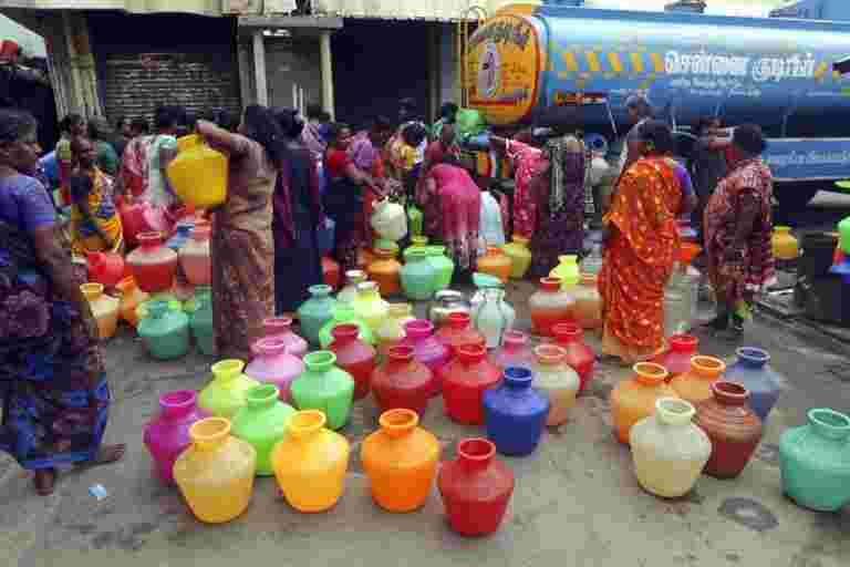 DMK阶段抗议泰米尔纳德邦的缺水短缺，责备AIADMK政府的“无所作为”