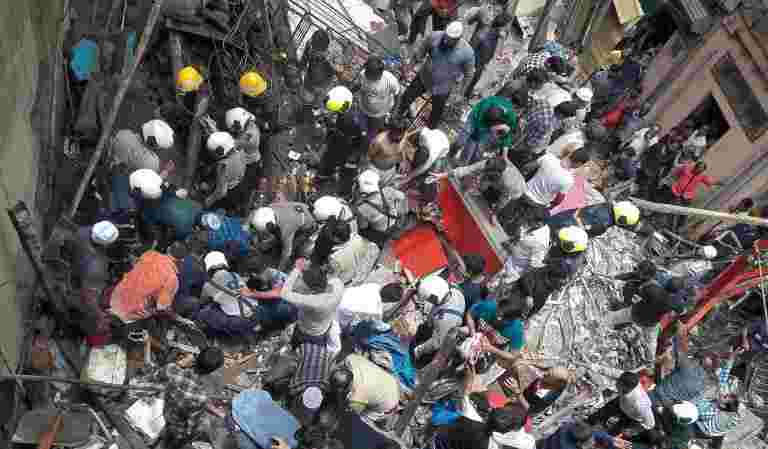 “超过30”的恐惧被困在孟买建筑崩溃中