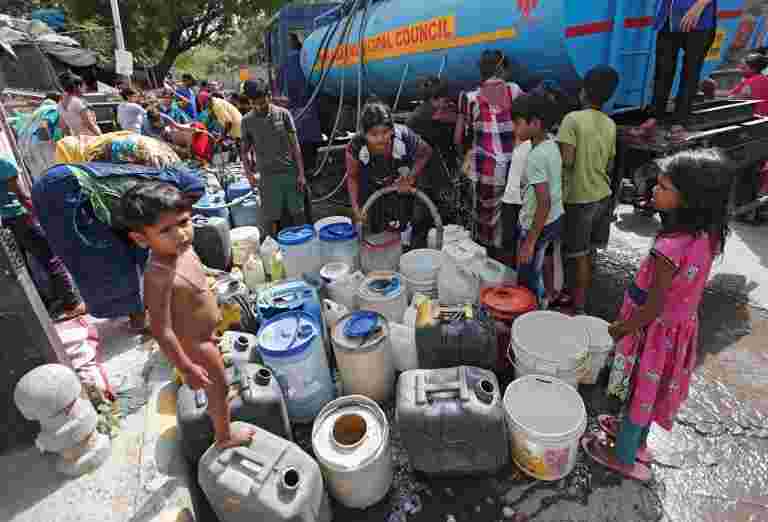 德里CM Arvind Kejriwal宣布放弃水费