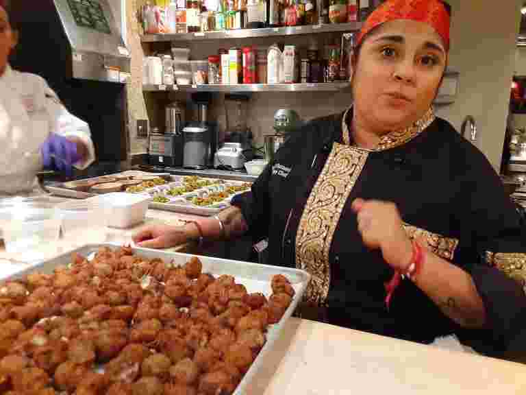 在美国寻找SINDH：Celebrity Chef Roshni Gurnani为传统提供了现代扭曲