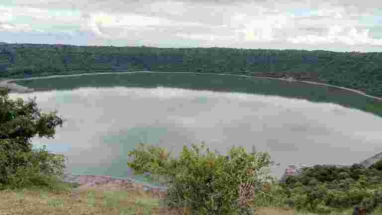 Lonar Lake颜色变为粉红色;专家，当地人惊讶