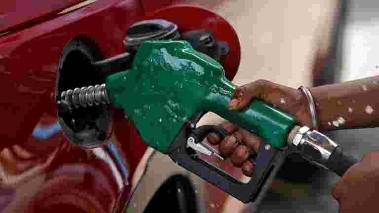 柴油价格跌幅低于73卢比，汽油率在六个月内切割第二次