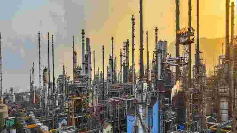 印度炼油厂在5月加深了削减沙特石油：来源